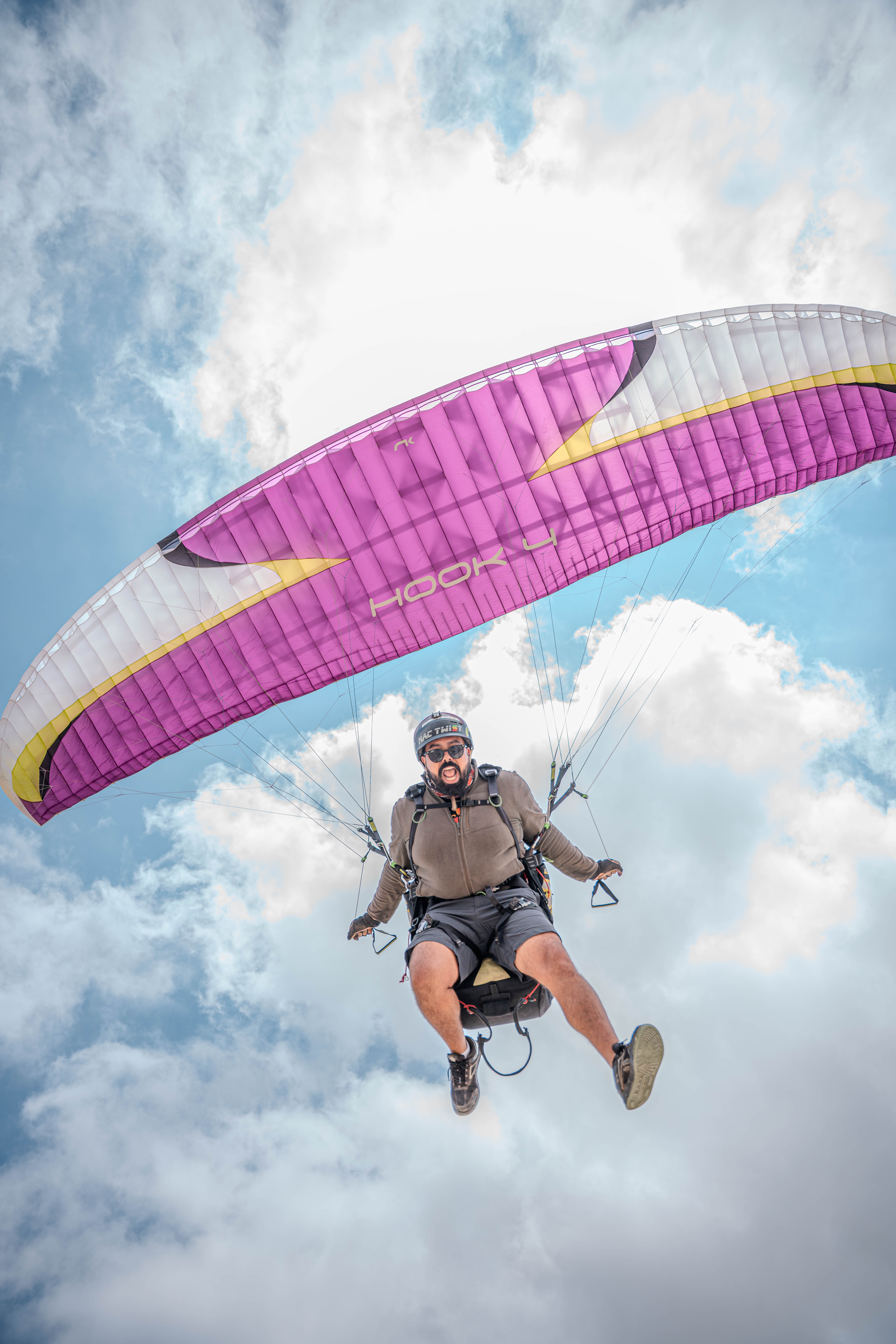 Karime Lamzoughi en plein vol en parapente au-dessus d Ouzguita