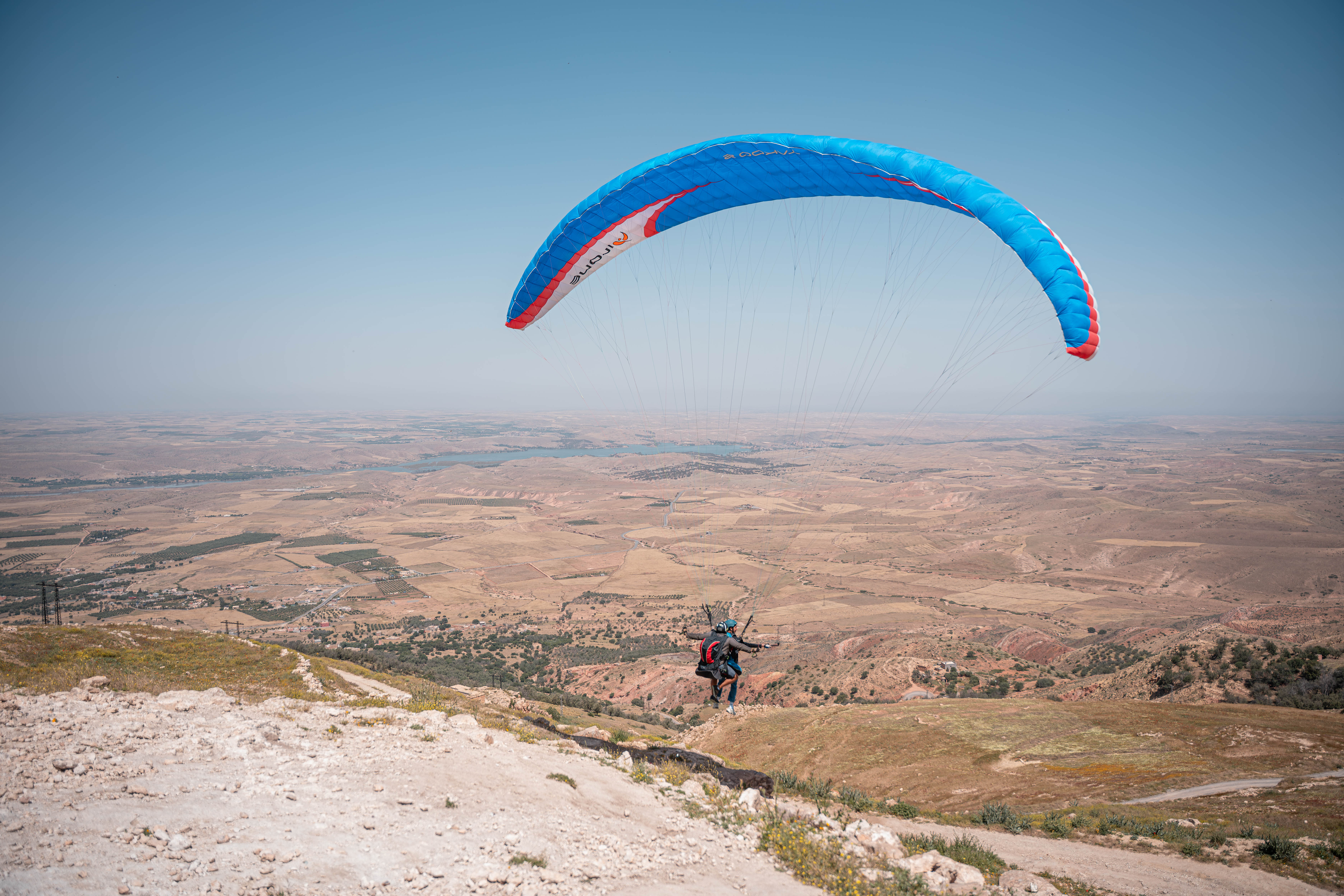 Parapente bleu planant au-dessus de la vallée d Ouzguita