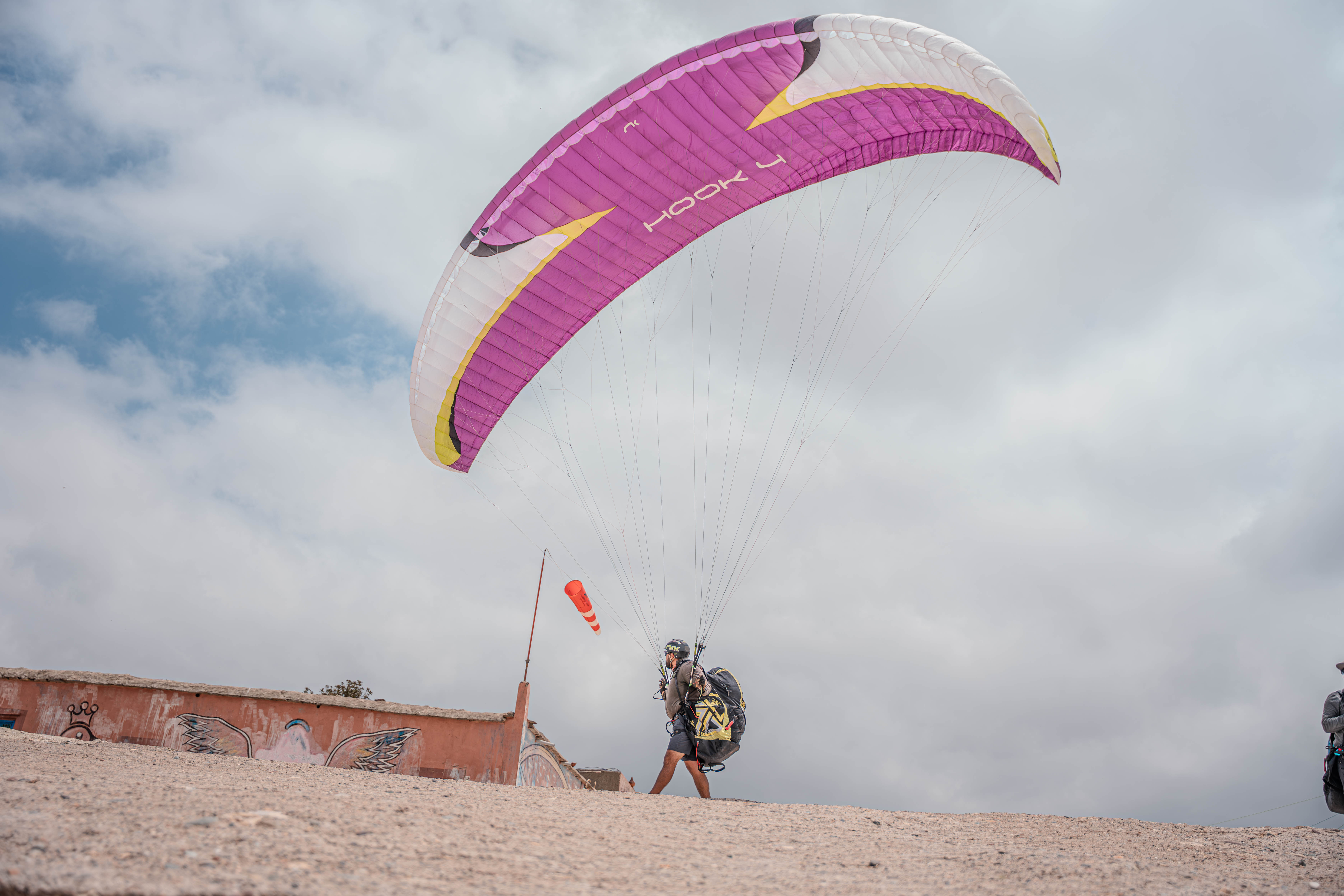 Vol en parapente au-dessus du Haouz avec voile rose