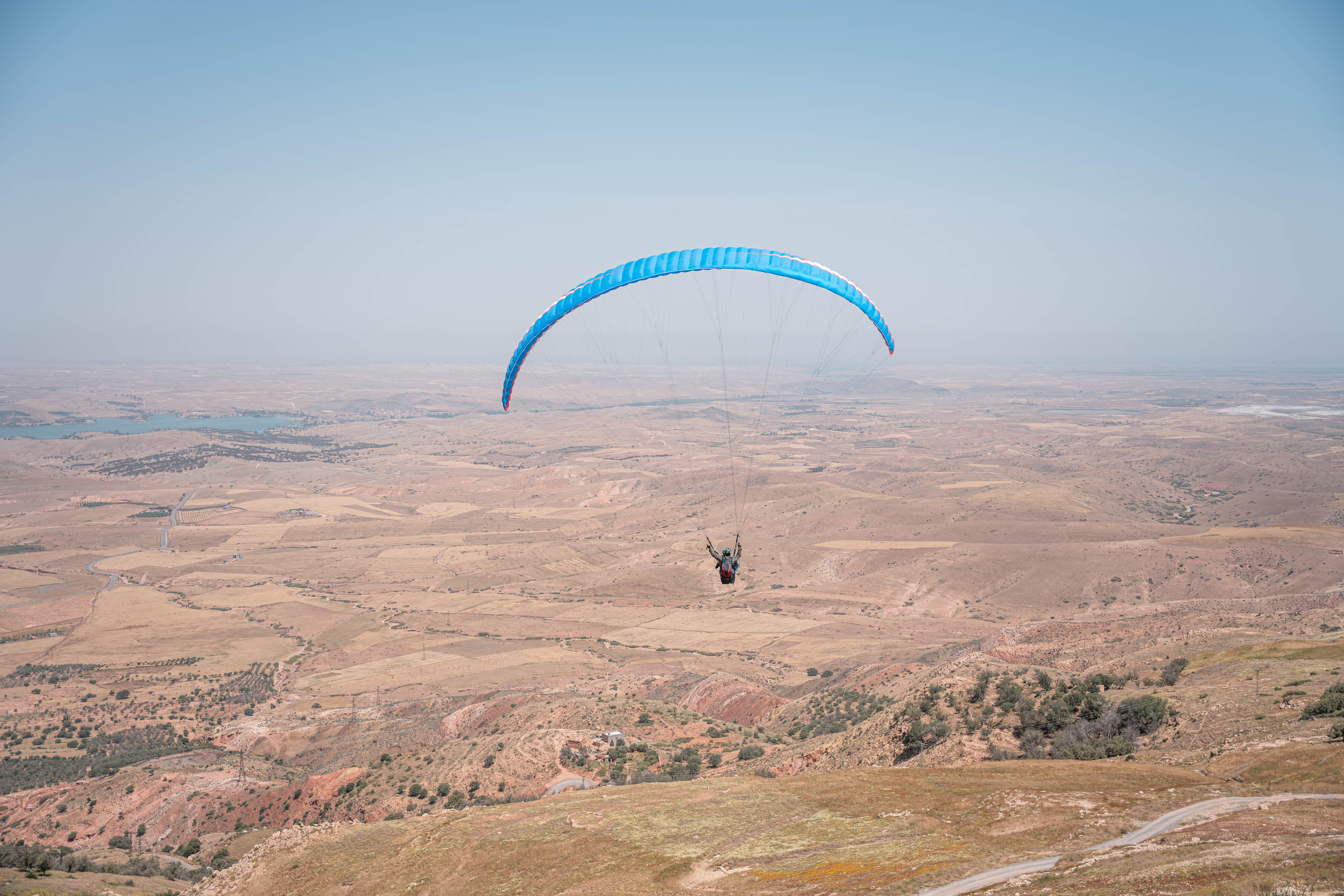 Parapente au-dessus de la vallée et du lac Lalla Takerkoust